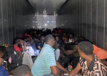 Migración intercepta furgón con 79 haitianos indocumentados en Monte Cristi