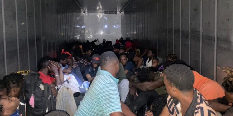Migración intercepta furgón con 79 haitianos indocumentados en Monte Cristi