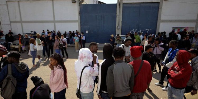 Migrantes buscan refugio en México tras cierre de fronteras de EE.UU.
