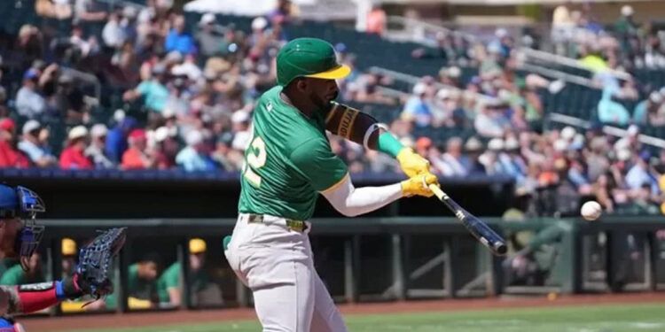 Miguel Andújar agradecido por nueva oportunidad en Oakland