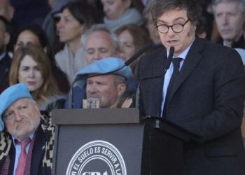 Milei, convertido en el 'Tío Sam', busca expandir su partido a nivel nacional