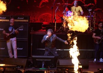 Milei ofrece concierto de rock en medio de crisis política