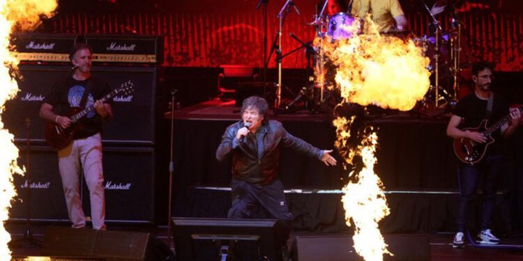 Milei ofrece concierto de rock en medio de crisis política