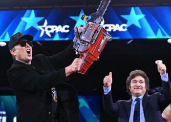 Milei regala una motosierra a Elon Musk en foro conservador