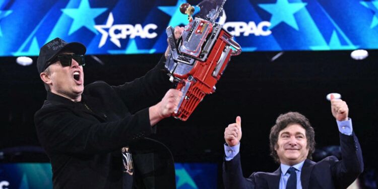 Milei regala una motosierra a Elon Musk en foro conservador