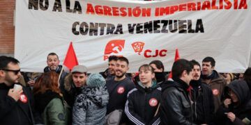 Miles protestan en Madrid contra la operación de EE. UU. en Venezuela