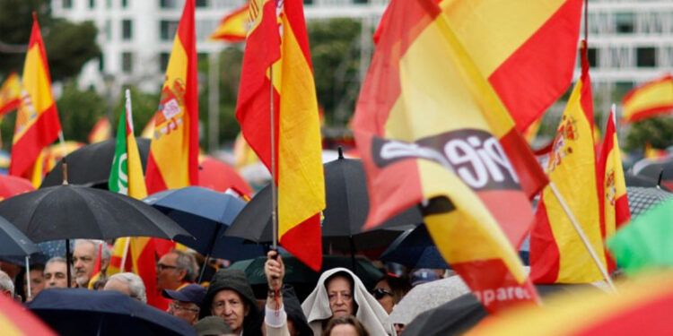 Miles protestan en Madrid contra Sánchez y exigen elecciones