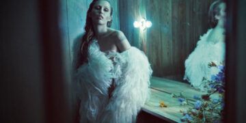 Miley Cyrus lanza ‘Something Beautiful’ con cine y moda