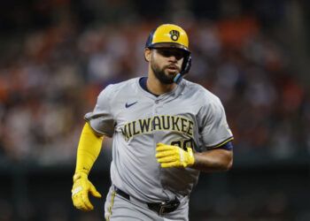 Milwaukee firma a Gary Sánchez por un año
