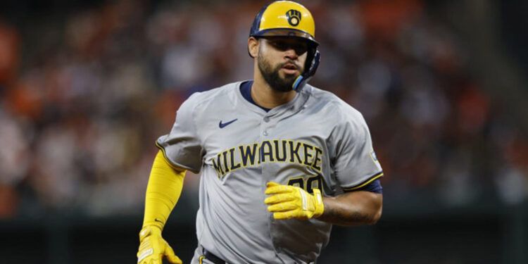 Milwaukee firma a Gary Sánchez por un año