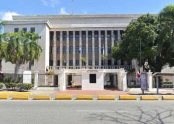 Minerd acuerda con 119 colegios recibir estudiantes sin cupo