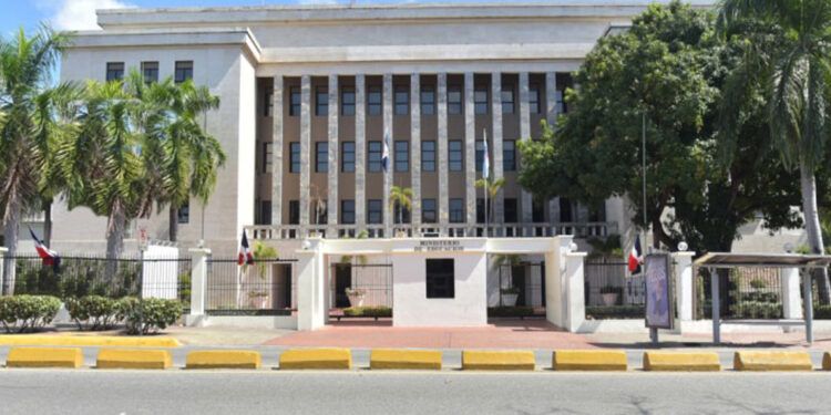 Minerd acuerda con 119 colegios recibir estudiantes sin cupo