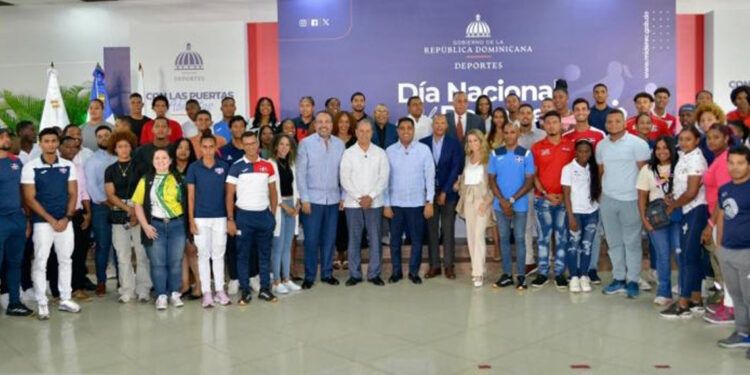 Ministro anuncia duplicación de salarios a atletas de élite