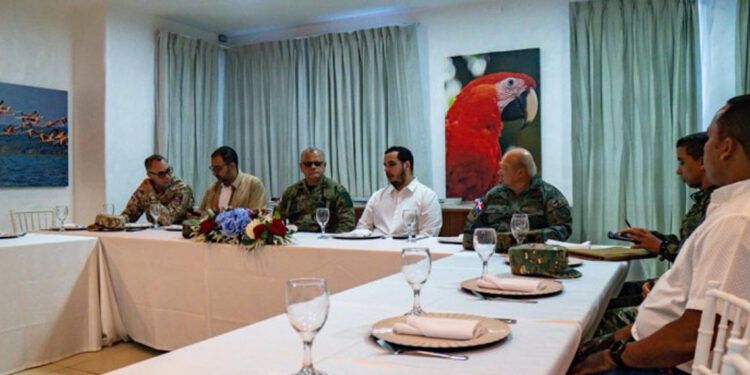 Ministro de Defensa supervisa verja fronteriza y se reúne con directivos de Codevi