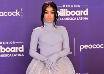 Moda multicolor y atrevida deslumbra en la alfombra azul de los Latin Billboard 2025