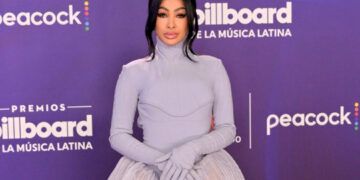 Moda multicolor y atrevida deslumbra en la alfombra azul de los Latin Billboard 2025
