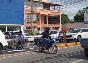 Motoristas violan nueva prohibición de giro en Lope de Vega