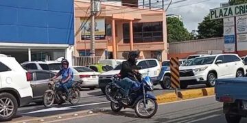 Motoristas violan nueva prohibición de giro en Lope de Vega
