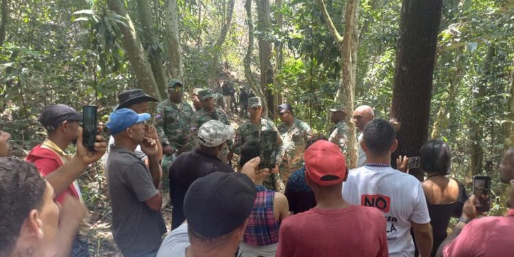 Motosierristas de Barrick Gold talan árboles en Zambrana bajo resguardo militar