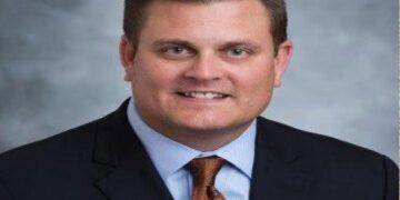 Muere Brian Thompson, CEO de UnitedHealthcare, tras tiroteo en Manhattan