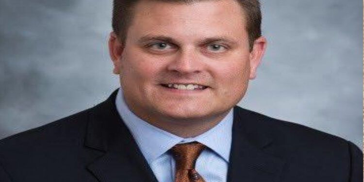 Muere Brian Thompson, CEO de UnitedHealthcare, tras tiroteo en Manhattan