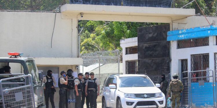 Mueren 17 presos en nuevo choque entre bandas narco en cárcel de Ecuador