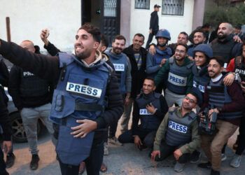 Mueren 5 periodistas en ataque israelí contra hospital en Gaza