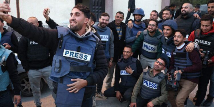 Mueren 5 periodistas en ataque israelí contra hospital en Gaza