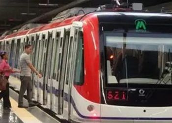 Mujer herida al caer panel de luz en estación del Metro de Santo Domingo