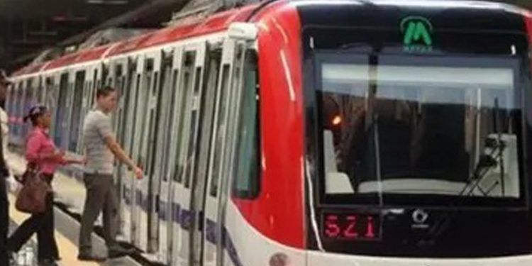 Mujer herida al caer panel de luz en estación del Metro de Santo Domingo