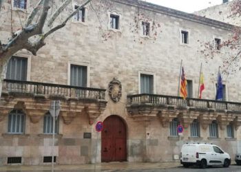 Mujer incendia su piso para echar a inquilinos y va presa