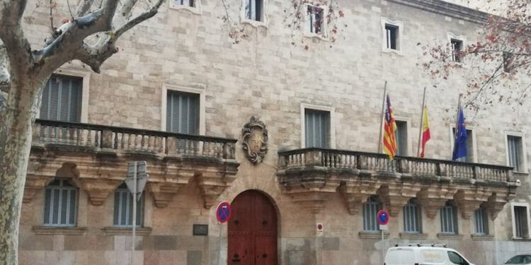 Mujer incendia su piso para echar a inquilinos y va presa