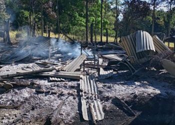 Mujer incendia vivienda con expareja e hijo en Dajabón