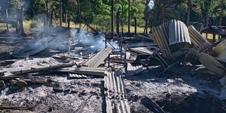 Mujer incendia vivienda con expareja e hijo en Dajabón