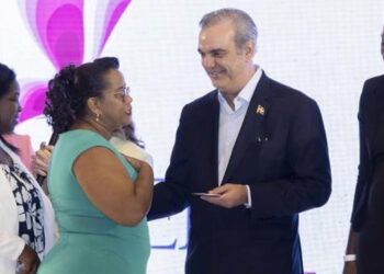 Mujeres devuelven tarjetas de ayuda tras superar la pobreza