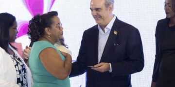 Mujeres devuelven tarjetas de ayuda tras superar la pobreza