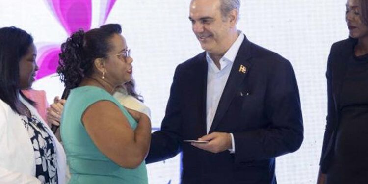 Mujeres devuelven tarjetas de ayuda tras superar la pobreza