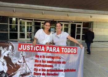 Mujeres protestan ante la PGR contra corrupción judicial