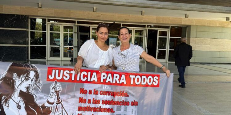 Mujeres protestan ante la PGR contra corrupción judicial