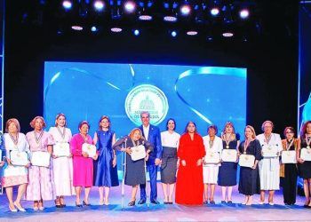 Mujeres son homenajeadas y galardonadas en su día