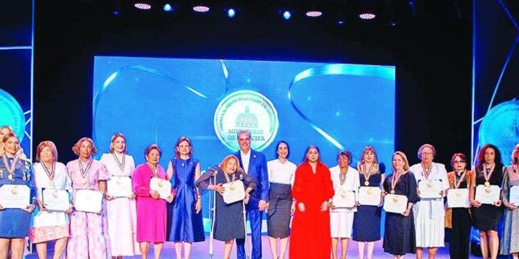 Mujeres son homenajeadas y galardonadas en su día
