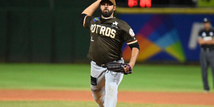 Nabil Crismatt lidera blanqueada de Gigantes ante el Licey