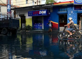 Negocios y hogares afectados por aguas contaminadas en Villas Agrícolas