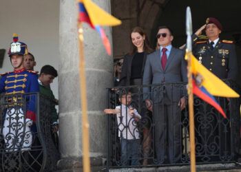 Noboa se reelige con denuncias por uso de recursos públicos