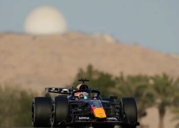 Norris lidera pruebas de Bahréin y Verstappen acecha