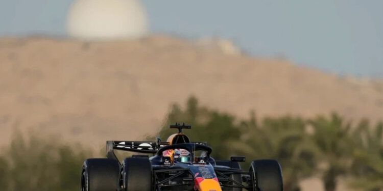 Norris lidera pruebas de Bahréin y Verstappen acecha