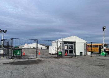 Nueva York cierra campamento para migrantes en antiguo aeropuerto