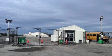 Nueva York cierra campamento para migrantes en antiguo aeropuerto