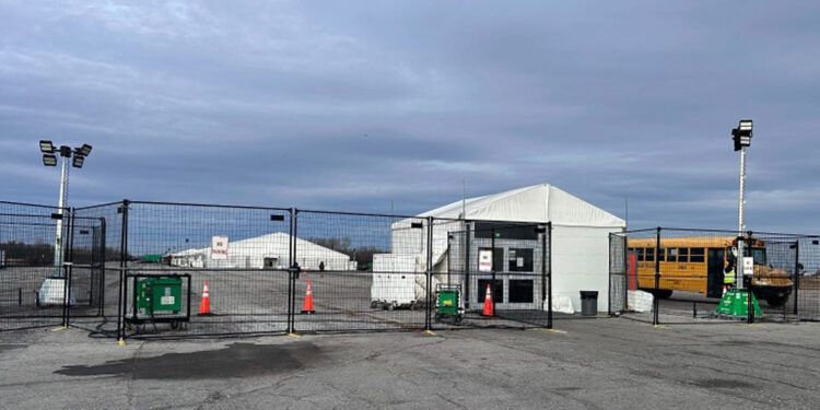 Nueva York cierra campamento para migrantes en antiguo aeropuerto