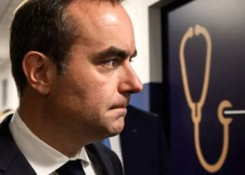 Nuevo primer ministro francés anuncia plan de salud con 5,000 casas médicas para 2027